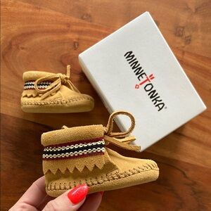 Minnetonka baby moccasins tan bootie infant suede leather boho braided size 1